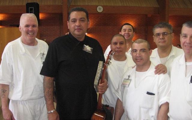 Richard Sifuentes (im schwarzen Shirt) zusammen mit ein paar Häftlingen