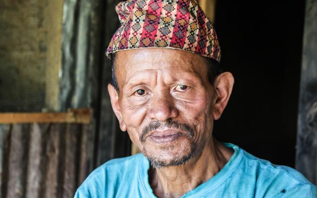 Ein Mann myanmarischen Aussehens