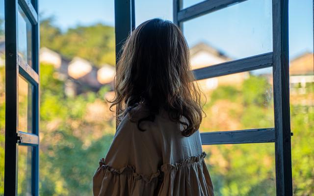 Frau am Fenster