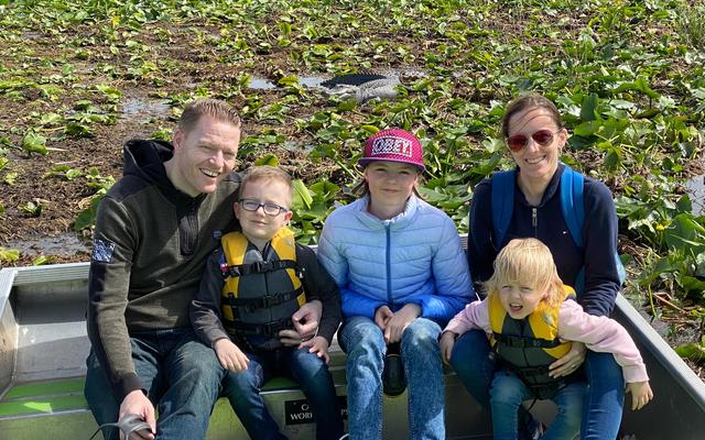 Peter Mark mit seiner Frau und seinen Kindern