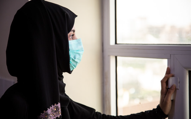 Muslimin mit Schutzmaske