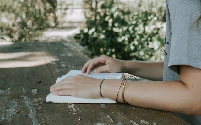 Frau mit Bibel