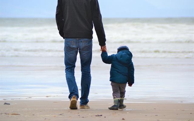 Vater mit Kind an der Hand