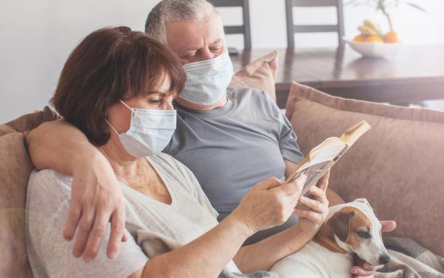 Frau liest ihrem Mann etwas vor