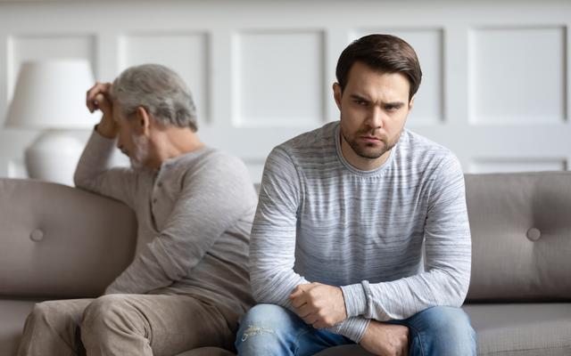 Vater und Sohn nach einem Streit