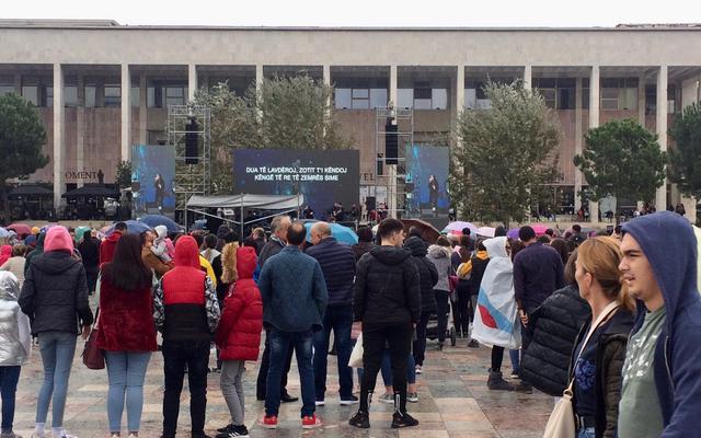 Der Gottesdienst auf dem Platz in Tirana
