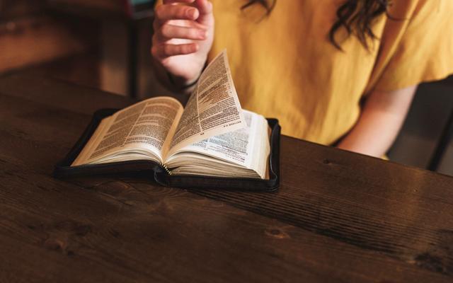 Frau am Bibel lesen