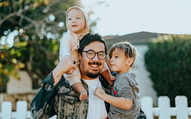 Vater mit zwei Kindern