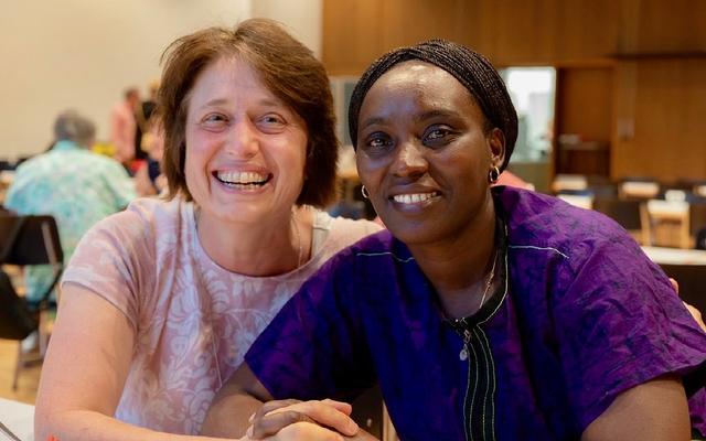 Autorin Sabine Jäggi mit Joséphine Niyikiza