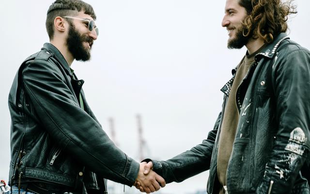 Freundschaftlicher Handschlag