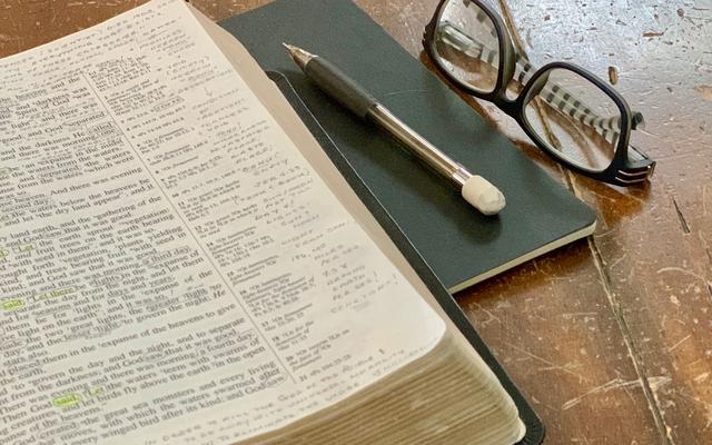Eine aufgeschlagene Lederbibel