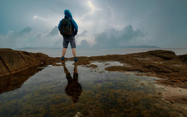 Ein Mann im Gewitter