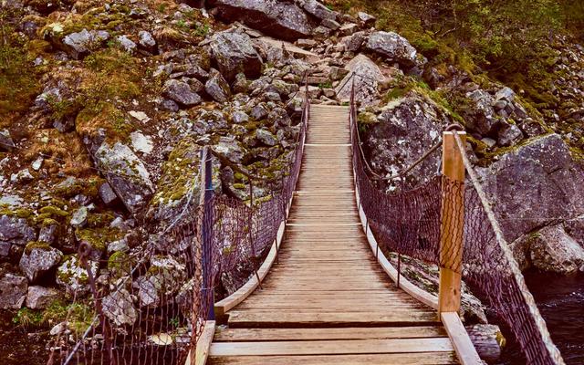 Schmale Holzbrücke in den Bergen