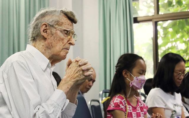 Henry Breidenbach in einer Kirche in Thailand