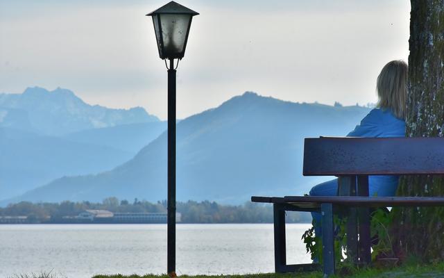 Nachdenkliche Frau am See