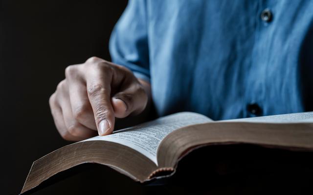 Mann am Bibel lesen