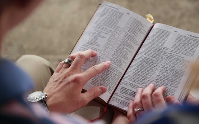Mann liest in der Bibel
