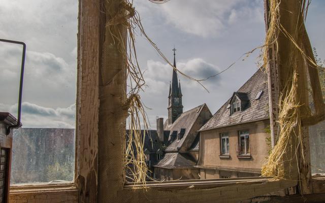 Eine Kirche aus einem kaputten Fenster