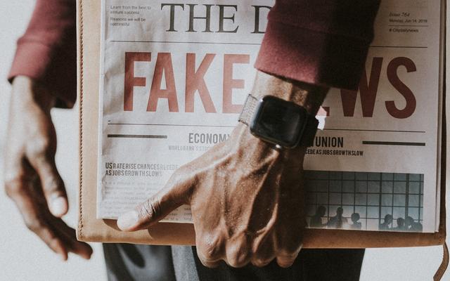 Eine Zeitung mit Fake News