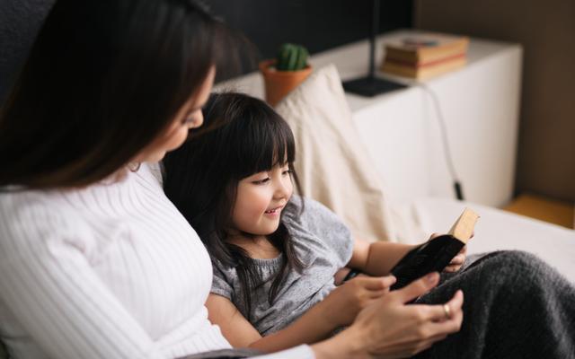 Mutter und Tocter lesen eine Geschichte