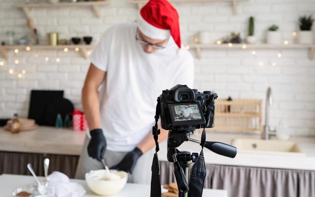 Ein Influencer nimmt ein Weihnachtsvideo auf