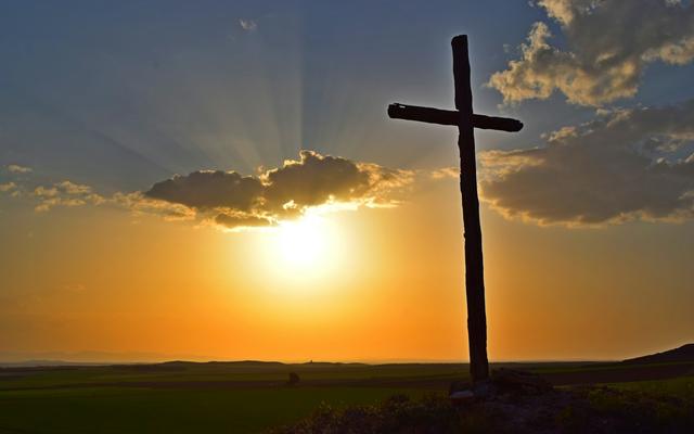Kreuz im sonnenuntergang