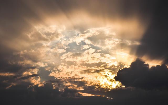 Sonnenstrahlen im Himmel