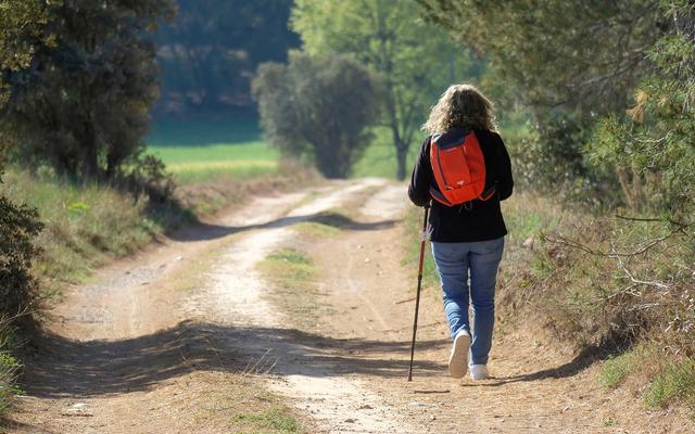 Frau auf einem Wanderweg