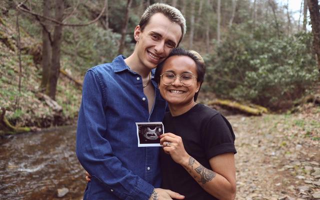 Lex Renick, die sich früher als transgender Mann identifizierte, und Nic, der früher homosexuell war, freuen sich nun als heterosexuelles Paar auf ihr Kind.