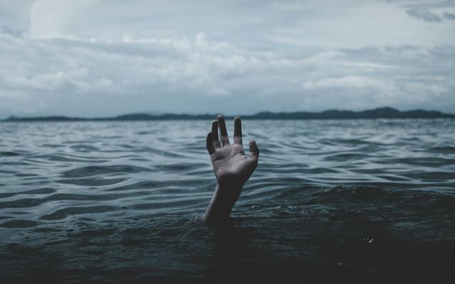 Eine Sucht kann den Betroffenen schnell unters Wasser ziehen