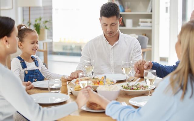 Viele Menschen beten aus Tradition vor dem Essen.