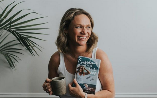 Ashley Henriott mit ihrem Buch