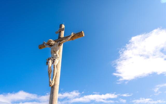 Holzstatue vom gekreuzigten Jesus