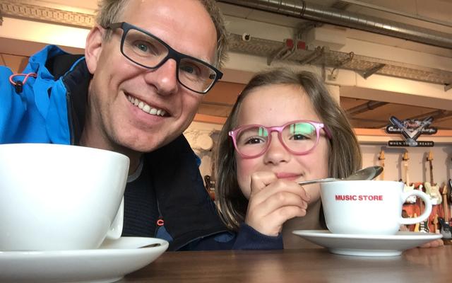 Diethelm Stauss mit seiner jüngsten Tochter im Jahr 2019