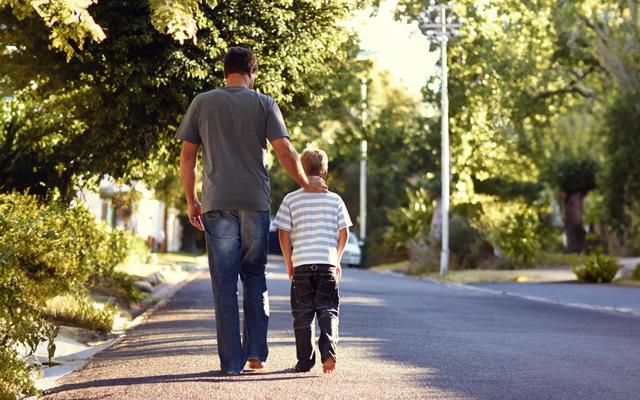 Vater und Sohn (Symbolbild)