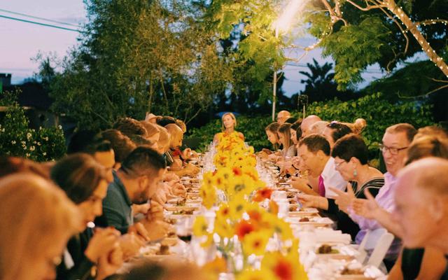 Familie an einem gedeckten Tisch