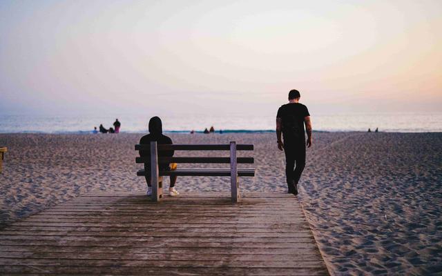 Menschen am Sitzen und Spazieren