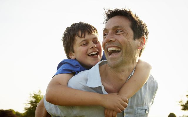 Vater mit seinem Sohn am Lachen