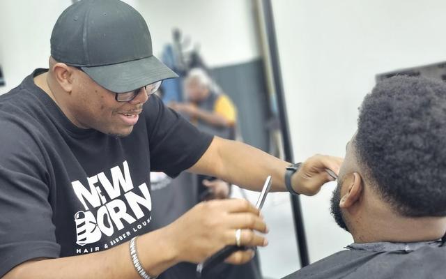 Derrel Claver Pinedo in seinem Barber-Shop