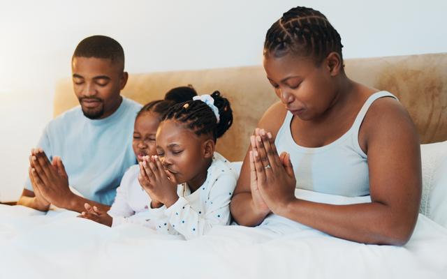 Durch die Herzenssprache des Gebets kann man als Familie Gottes Stimme hören (Symbolbild)