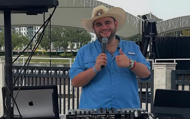Tyler White legt als DJ bei den «Autism-Speaks-Walks» auf