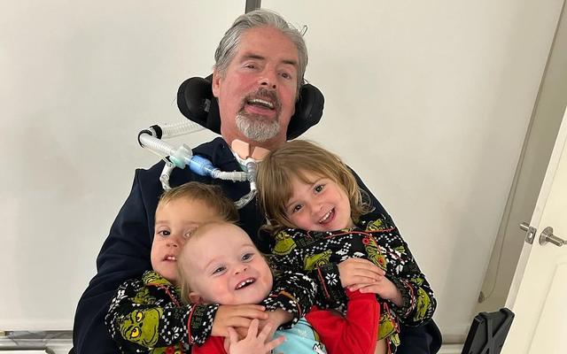 Tim Green mit drei seiner Enkel