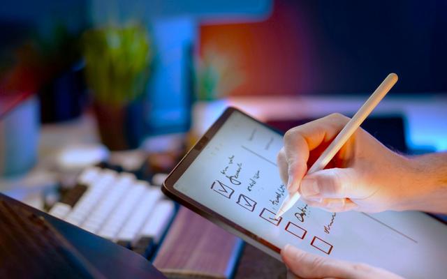 jemand-schreibt-mit-einem-stift-auf-einem-tablet