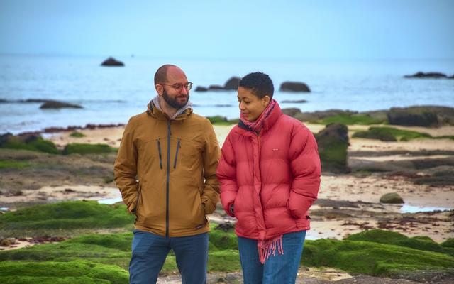 Paar läuft dem Strand entlang