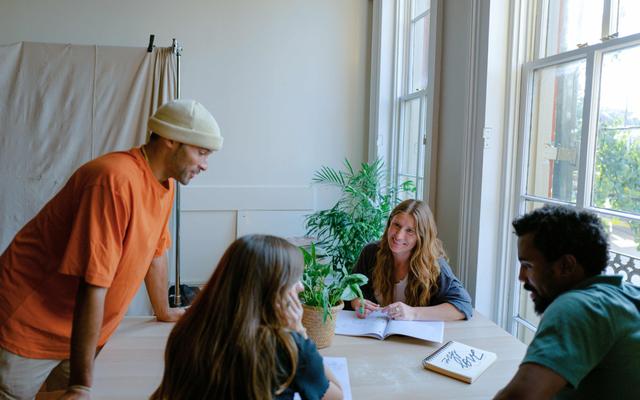 eine-gruppe-von-menschen-die-um-einen-tisch-sitzen