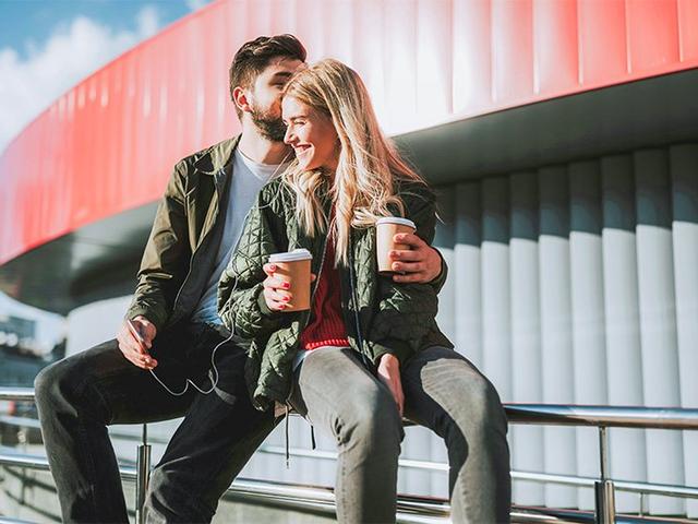 Paar mit Kaffee in der Hand