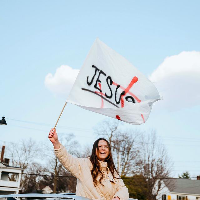 Frau hält Jesus-Flagge