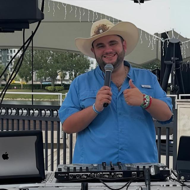 Tyler White legt als DJ bei den «Autism-Speaks-Walks» auf