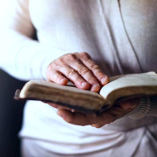 mann-mit-bibel